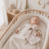 Origineel Bukowski babydoekje bij slapende baby in babybedje - collectie babyknuffels