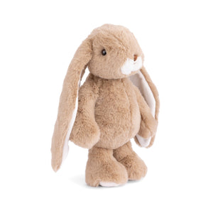 Friendly Kanini Taupe knuffelkonijn van Bukowski Sweden met zachte taupekleurige vacht, lange hangoren en een tijdloze natuurlijke uitstraling, zijkant