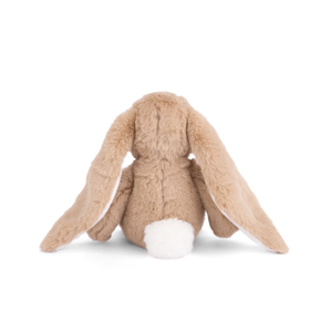 Friendly Kanini Taupe knuffelkonijn van Bukowski Sweden met zachte taupekleurige vacht, lange hangoren en een tijdloze natuurlijke uitstraling, zittend achterkant