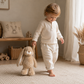 Sfeerbeeld van peuter met konijnenknuffel beige