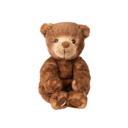 Zittende Ranger Knuffelbeer, bruin, van bukowskiknuffels.nl