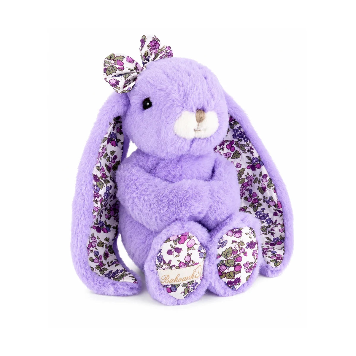 Friendly Karina Floral knuffelkonijn van Bukowski Sweden met lavendelkleurige pluche, bloemenprint in de hangoren, als strik en onder de pootjes, zittend