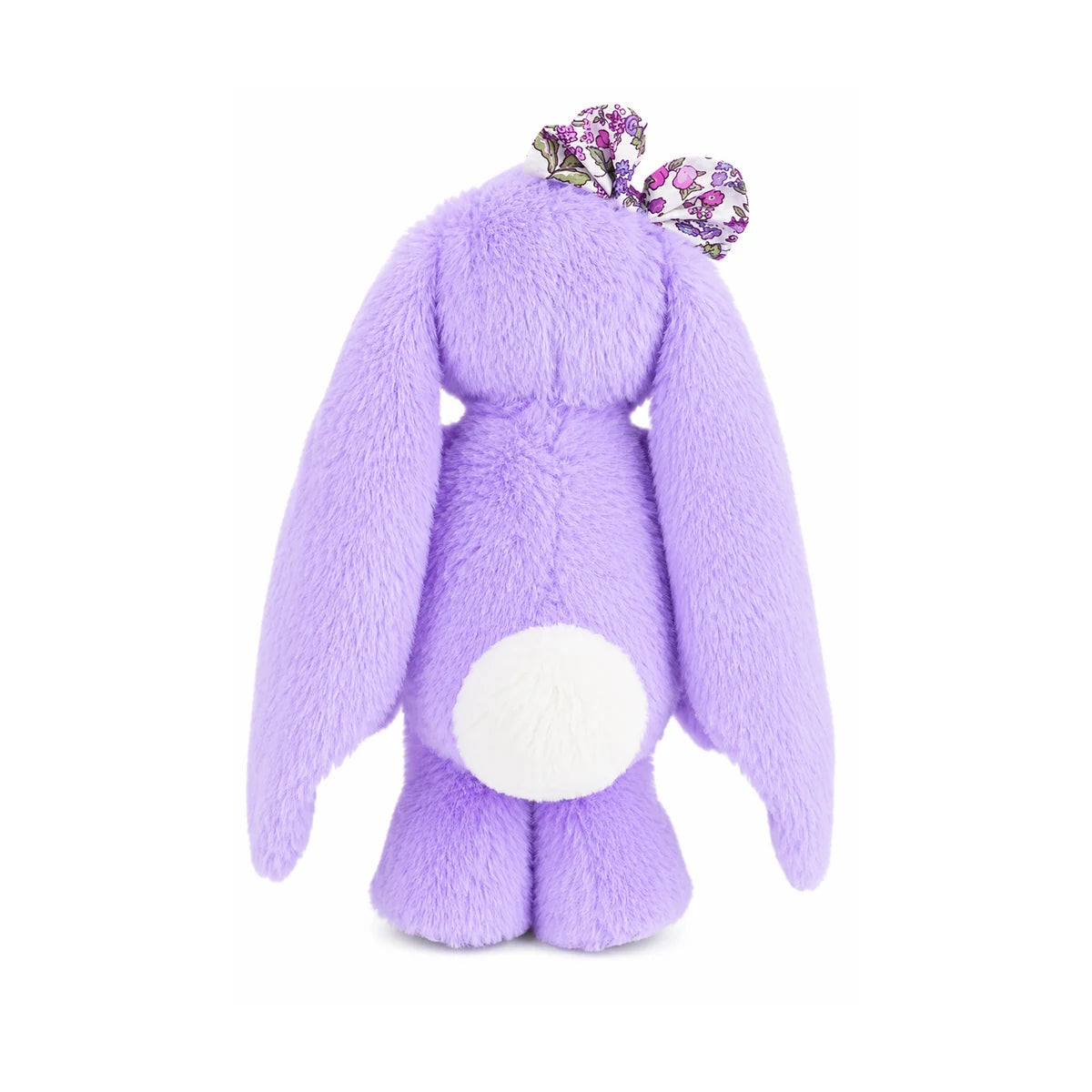 Friendly Karina Floral knuffelkonijn van Bukowskiknuffels.nl met lavendelkleurige pluche, bloemenprint in de hangoren en een bijpassende strik, staand, achterkant
