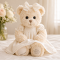Grote witte teddybeer Selma van Bukowski Sweden met broderie jurkje, strik op haar hoofd en ultrazachte pluche in sfeer setting