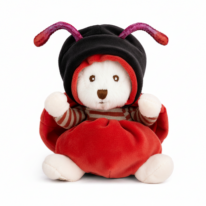 Ziggy Ladybug knuffelbeertje in lieveheersbeestjespakje van Bukowski Sweden – 15 cm, voorkant met capuchon